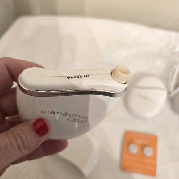 Clarisonic Opal Skincare Device in White For Fine Lines Around The Eyes - Picture 2 of 3